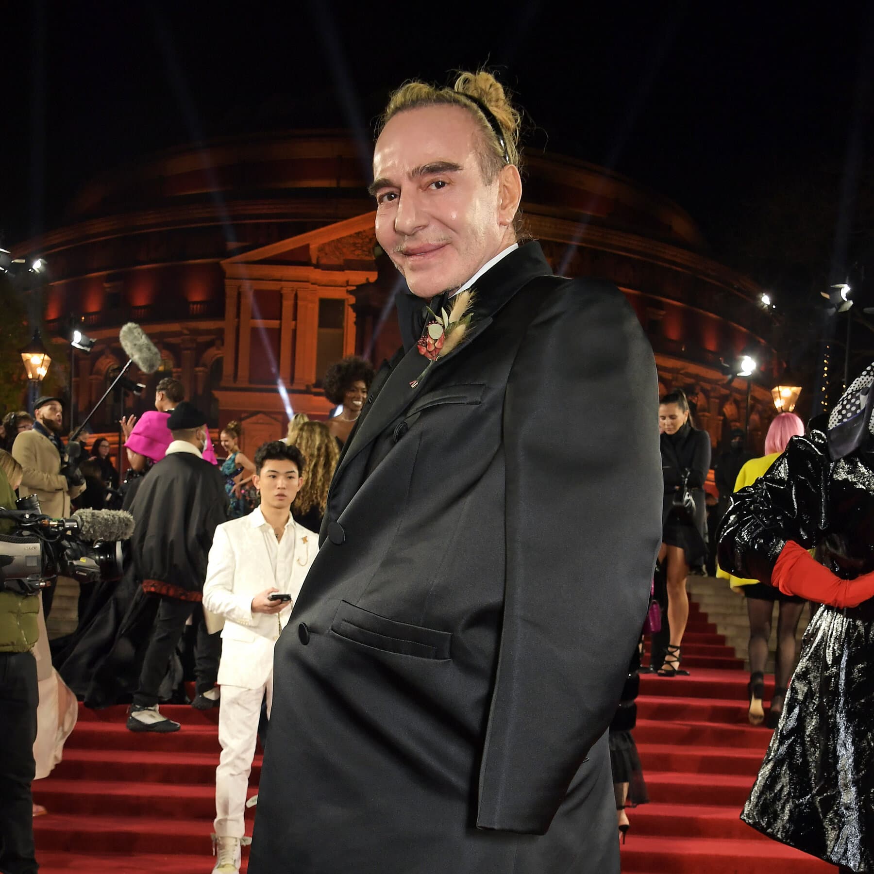 critics-blast-metropolitan-museums-plan-to-honor-john-galliano