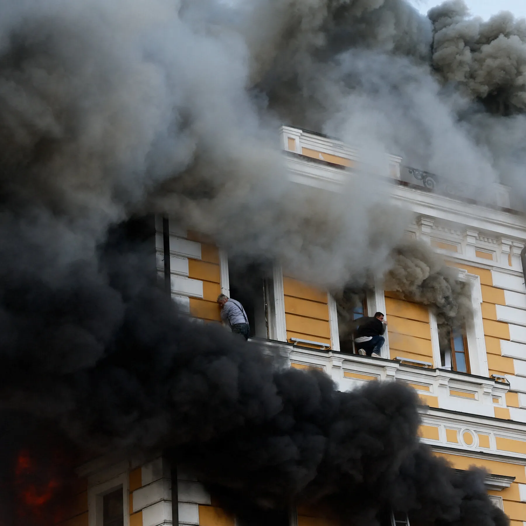 russian-drone-strikes-ukraines-science-academy-causing-fire-in-city-center