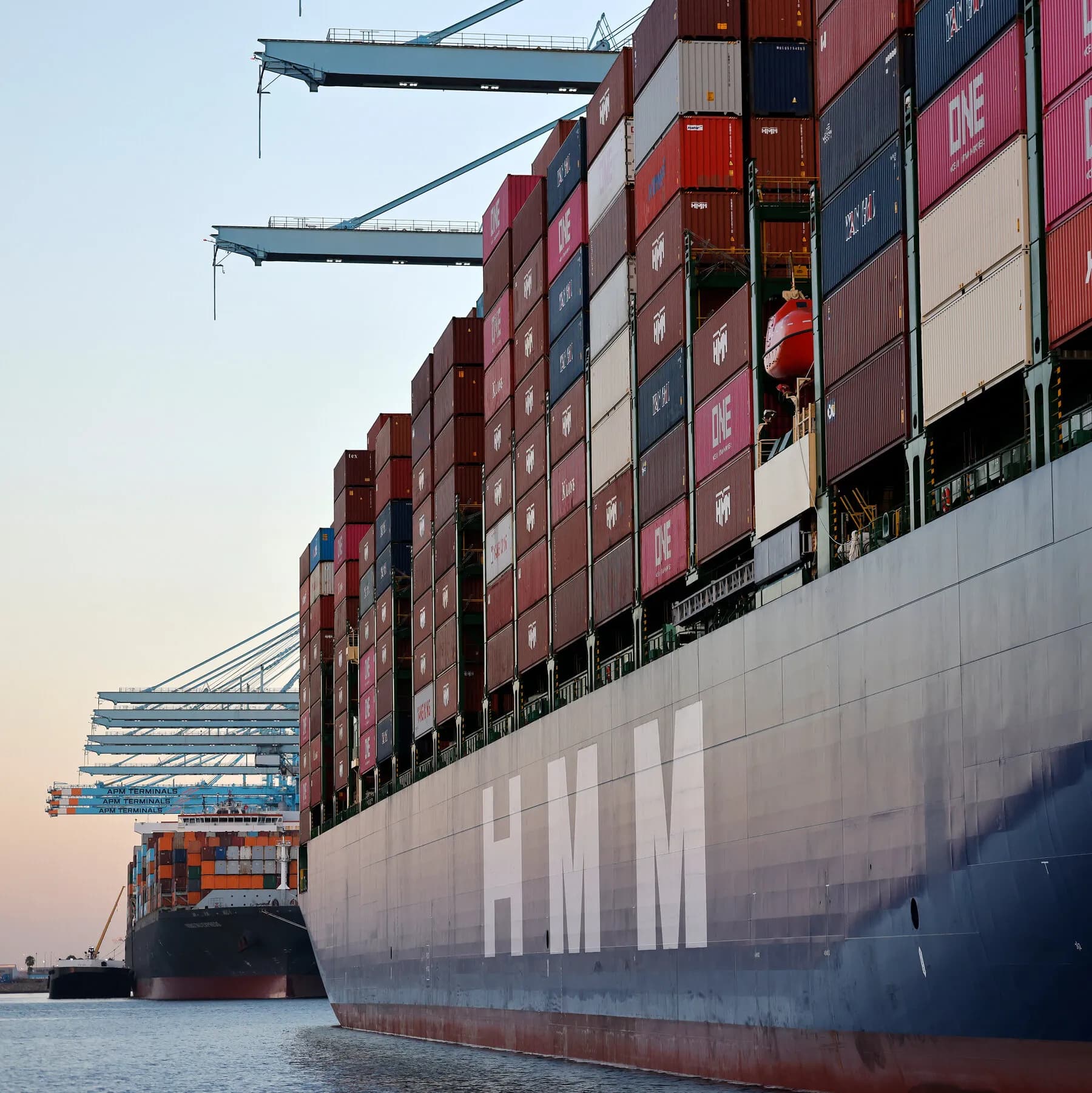 us-trade-deficit-hits-17-month-high-despite-trumps-tariffs