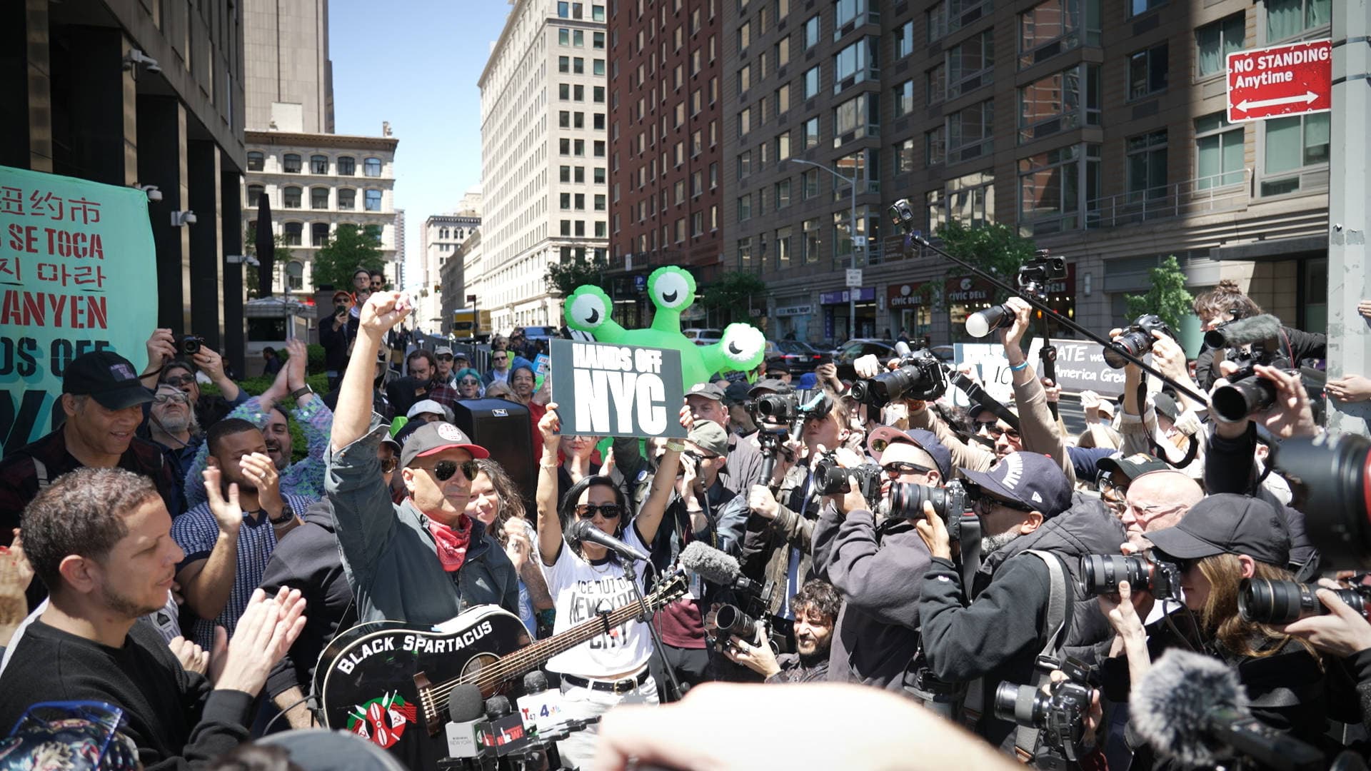 end-ice-abuse-tom-morello-joins-immigrant-rights-protest-in-nyc